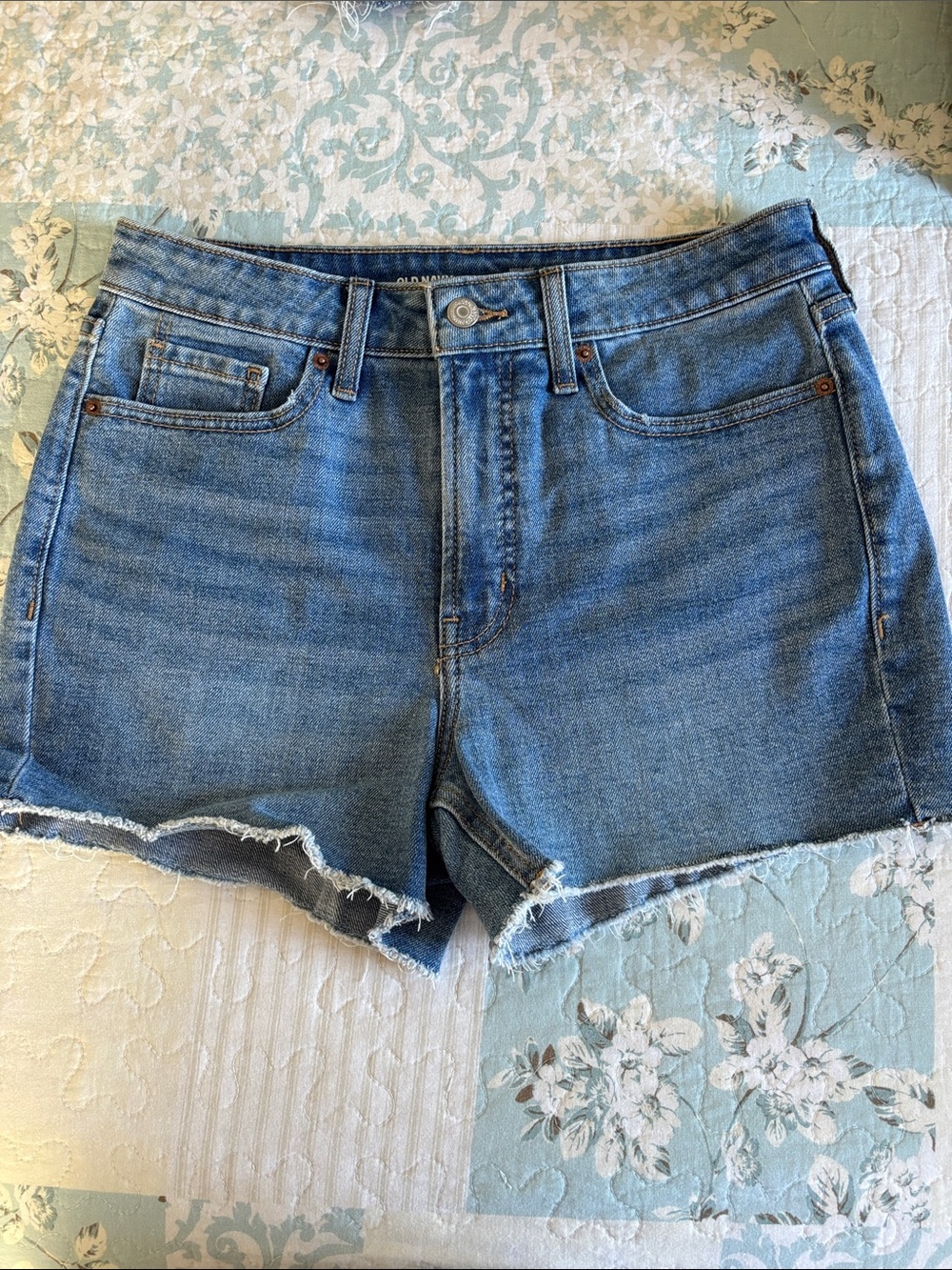 OLD NAVY OG STRAIGHT HIGH RISE JEAN SHORTS-Blue Denim in Size 8